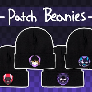 Może przedstawiać: Cztery czarne czapki typu beanie z wywiniętym mankietem, każda z unikalną haftowaną naszywką. Naszywki przedstawiają stylizowane twarze postaci w różnych kolorach, w tym czerwonym, fioletowym i niebieskim. Na górze widnieje napis "- Patch Beanies -".
