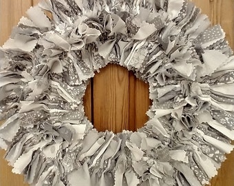 A romantic grey and white ragwreath.