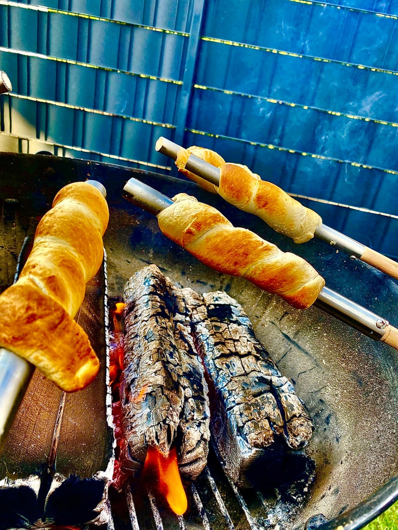 Edelstahladapter mit Stockbrot Stöcken, Knüppelbrot über der Feuerschale sicher wie die Profis.
Mit dem besten Stockbrot Rezept wie ein Chefkoch.
