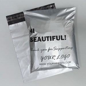 100pcs Bolsas de envío grises de impresión personalizadas, bolsas de correo para ropa vestido de camiseta, correos de polietileno de plástico ecológicos con logotipo impreso