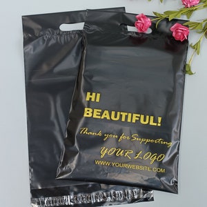 100 Uds. Bolsas de correo negras personalizadas con asa, bolsas de mano para embalaje de negocios en línea, correo de polietileno negro con logotipo impreso en las redes sociales