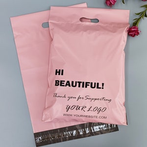 100pcs Bolsas de correo de asa personalizada con logotipo impreso, bolsas de envío para embalaje comercial en línea, correo de polietileno rosa con logotipo de redes sociales impreso