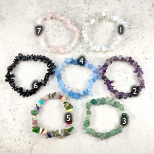 Puede incluir: Siete pulseras de chips hechas de varias piedras preciosas. Las pulseras est&aacute;n dispuestas en c&iacute;rculo sobre un fondo gris claro. Las pulseras est&aacute;n numeradas del 1 al 7. Las pulseras est&aacute;n hechas de cuarzo rosa, cuarzo transparente, amatista, aventurina verde, chips multicolores, obsidiana negra y aguamarina azul.
