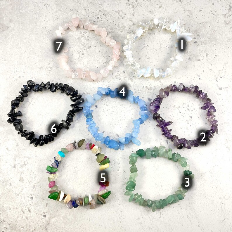 Puede incluir: Siete pulseras de chips hechas de varias piedras preciosas. Las pulseras est&aacute;n dispuestas en c&iacute;rculo sobre un fondo gris claro. Las pulseras est&aacute;n numeradas del 1 al 7. Las pulseras est&aacute;n hechas de cuarzo rosa, cuarzo transparente, amatista, aventurina verde, chips multicolores, obsidiana negra y aguamarina azul.
