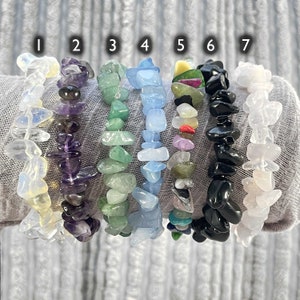 Puede incluir: Siete pulseras diferentes hechas de varios tipos de piedras. Las pulseras est&aacute;n numeradas del 1 al 7. Las piedras incluyen transparente, morado, verde, azul, multicolor, negro y rosa.