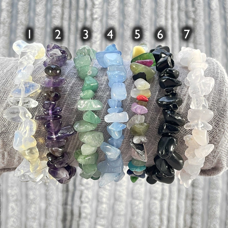 Puede incluir: Siete pulseras diferentes hechas de varios tipos de piedras. Las pulseras est&aacute;n numeradas del 1 al 7. Las piedras incluyen transparente, morado, verde, azul, multicolor, negro y rosa.