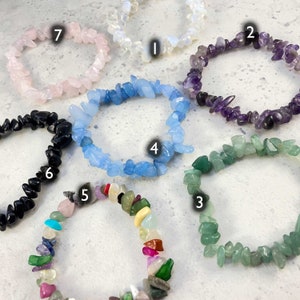 Puede incluir: Siete pulseras de chips diferentes hechas de varias piedras, incluyendo amatista, cuarzo rosa, &oacute;nix negro, aguamarina y aventurina verde. Cada pulsera est&aacute; numerada del 1 al 7.