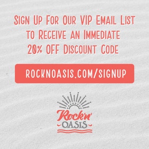 Puede incluir: Un bot&oacute;n rojo con texto blanco que dice "ROCKNOASIS.COM/SIGNUP". Encima del bot&oacute;n, texto blanco que dice "SIGN UP FOR OUR VIP EMAIL LIST TO RECEIVE AN IMMEDIATE 20% OFF DISCOUNT CODE". Debajo del bot&oacute;n, un logotipo gris que dice "Rock'n' -OASIS-" con un dise&ntilde;o de sol.