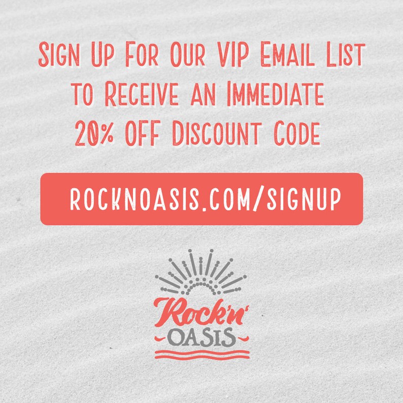 Puede incluir: Un bot&oacute;n rojo con texto blanco que dice "ROCKNOASIS.COM/SIGNUP". Encima del bot&oacute;n, texto blanco que dice "SIGN UP FOR OUR VIP EMAIL LIST TO RECEIVE AN IMMEDIATE 20% OFF DISCOUNT CODE". Debajo del bot&oacute;n, un logotipo gris que dice "Rock'n' -OASIS-" con un dise&ntilde;o de sol.