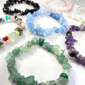 Puede incluir: Una colecci&oacute;n de siete pulseras de chips de piedras preciosas en varios colores, incluyendo negro, azul, verde, rosa, morado y arco&iacute;ris. Las pulseras est&aacute;n hechas de peque&ntilde;os chips de piedras preciosas de forma irregular.