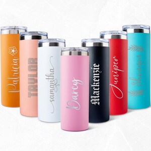 Peut inclure: Sept gobelets en acier inoxydable personnalisés de différentes couleurs, dont orange, rose, blanc, rose, noir, rouge et bleu. Chaque gobelet porte un nom gravé différent sur le côté.