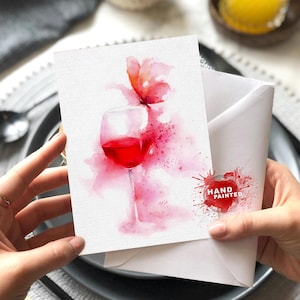Biglietto di auguri con bicchiere di vino e farfalla, biglietto di auguri con farfalla rossa acquerellata, biglietto di auguri con vino di compleanno, bicchiere di vino in acquerello, biglietto unico