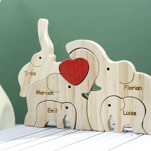 Holzelefantenfamilien-Puzzle, benutzerdefinierte Tierfiguren, Holzelefanten-Schnitzereien, personalisiertes Familiennamen-Puzzle, Muttertagsgeschenk, Kindergeschenk Bild 1