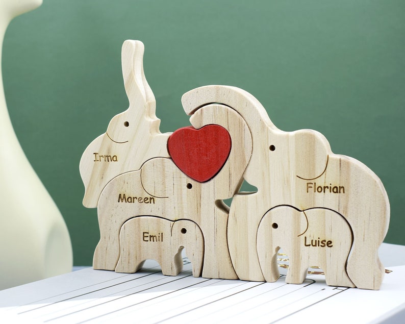 Holzelefantenfamilien-Puzzle, benutzerdefinierte Tierfiguren, Holzelefanten-Schnitzereien, personalisiertes Familiennamen-Puzzle, Muttertagsgeschenk, Kindergeschenk Bild 1