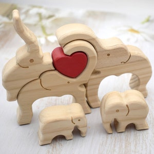 Holzelefantenfamilien-Puzzle, benutzerdefinierte Tierfiguren, Holzelefanten-Schnitzereien, personalisiertes Familiennamen-Puzzle, Muttertagsgeschenk, Kindergeschenk Bild 4