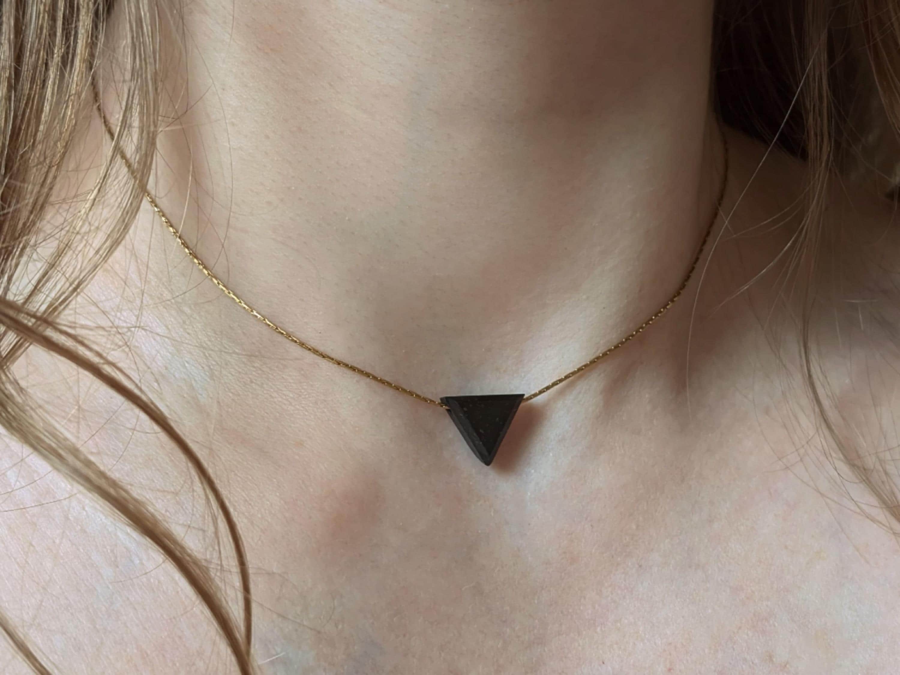 Collier tourmaline noire or ou argent triangle Collier ras du