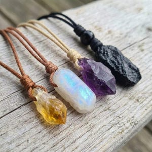 Collar de piedras preciosas con cordón de algodón | Collar de cristal, collar de piedras preciosas en bruto, colgante de piedras preciosas, collar de piedras preciosas, collar de piedra en bruto, cristal