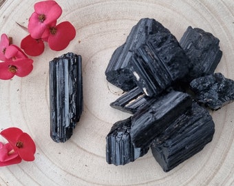 Pierre de tourmaline noire brute <Équitable et éthique> Tourmaline noire brute Tourmaline noire brute Pierre brute Tourmaline brute Cristal noir Schörl