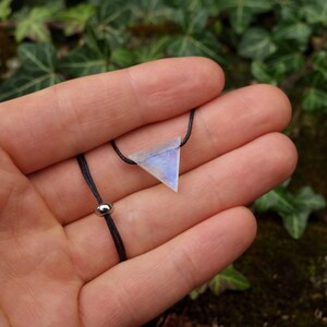 Regnbågsmånstenshalsband med triangel | Månstenshänge Månstenschokerhalsband Månstensmycken Månstenshalsband Månstenstriangel