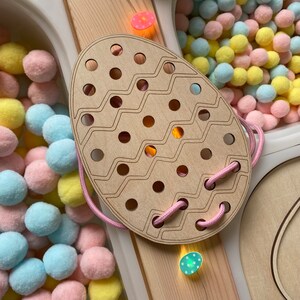 Carte à lacer – oeuf de Pâques