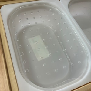 Peut inclure: Un récipient en plastique blanc avec un insert en plastique transparent percé de petits trous. L'insert est conçu pour drainer l'eau des aliments.