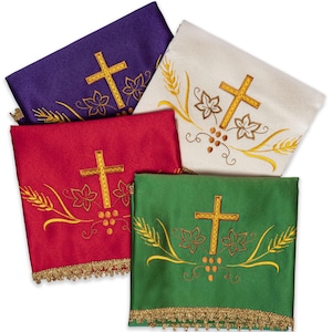 Può includere: Quattro stole liturgiche in viola, rosso, bianco e verde. Ogni stola presenta una croce ricamata in oro, grano e un motivo a grappolo. I bordi sono rifiniti con frange dorate.