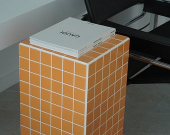 Colonne orange / table d’appoint / carreaux de céramique artisanaux / orange avec coulis blanc