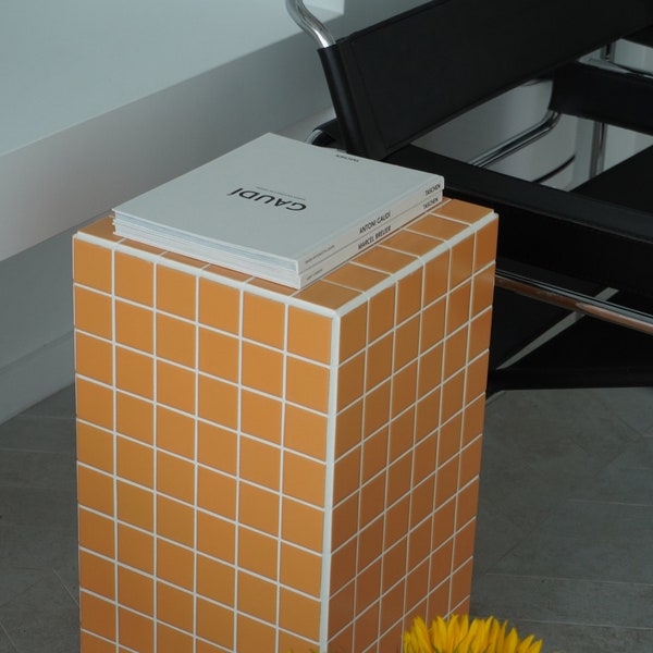 Colonne orange / table d’appoint / carreaux de céramique artisanaux / orange avec coulis blanc