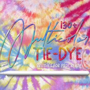 Op de afbeelding: Een levendige digitale kunstafbeelding met de woorden "Multicolor Tie-Dye" en "130+ Brushes for Procreate". De achtergrond is een kleurrijk tie-dye patroon in roze, oranje, geel, blauw en paars. Onderaan een witte stylus.