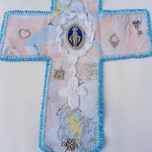 Pocket shrine with Virgin Mary medal, protective charms and a decade crocheted white rosary, 100% handmade and entirely hand-sewn in fabric.