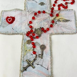 Catholic pocket shrine with protective charms, a small white pocket and a red beads rosary, 100% handmade and entirely hand-sewn in fabric.