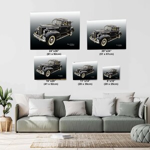 Op de afbeelding: Een zwart-witfoto van een vintage zwarte auto met een wit dak. De auto wordt in verschillende maten getoond, van 20 cm x 25 cm tot 61 cm x 92 cm.