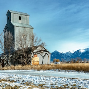 L'ascensore Charlo, fotografia agricola, arte murale sulle montagne della missione, fotografia del Montana, agricoltura, fotografia di paesaggi montani