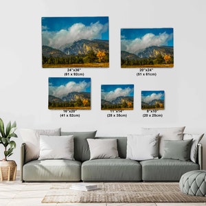 Puede incluir: Una impresi&oacute;n de arte digital de un paisaje de monta&ntilde;a con una gran nube blanca en el cielo. Las monta&ntilde;as est&aacute;n cubiertas de &aacute;rboles y el cielo es azul. La impresi&oacute;n est&aacute; disponible en varios tama&ntilde;os, de 20x25 cm a 61x92 cm.