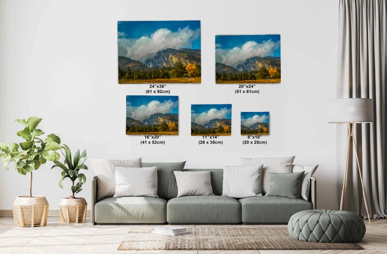 Puede incluir: Una impresi&oacute;n de arte digital de un paisaje de monta&ntilde;a con una gran nube blanca en el cielo. Las monta&ntilde;as est&aacute;n cubiertas de &aacute;rboles y el cielo es azul. La impresi&oacute;n est&aacute; disponible en varios tama&ntilde;os, de 20x25 cm a 61x92 cm.