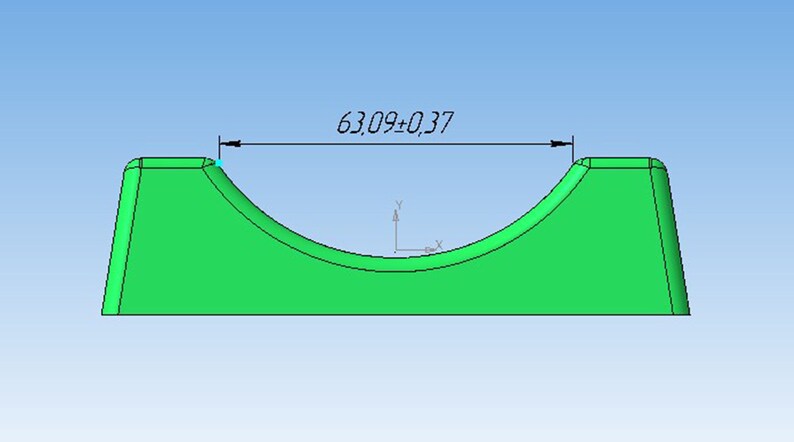 K&ouml;nnte beinhalten: Eine gr&uuml;ne, gebogene St&uuml;tzstruktur mit flacher Basis und abgewinkelten Seiten. Die obere Kurve misst 63,09 cm, wie durch den Text angegeben. Das Design wird vor einem hellblauen Hintergrund dargestellt.
