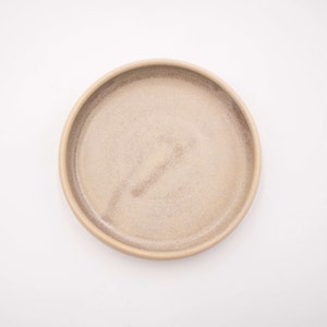 Der Futternapf besteht aus Keramik und hat die ideale Größe. Der Rand ist sehr niedrig um die Schnurrhaare der Katzen nicht zu stören. Die Farbe ist ein natürliches Creme mit schönen scheinenden Akzenten.