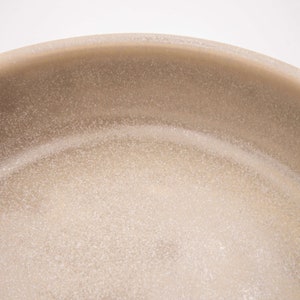 Die Glasur des Napfes ist in der Farbe creme und hat schöne schimmernde Akzente.