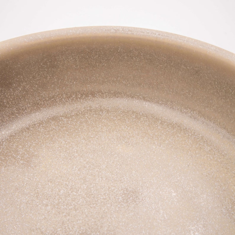 Die Glasur des Napfes ist in der Farbe creme und hat schöne schimmernde Akzente.