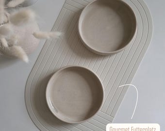 Cream-colored feeding mat. Feeding mat. Feeding area. Cat feeding mat. Non-slip. Washable. Silicone.