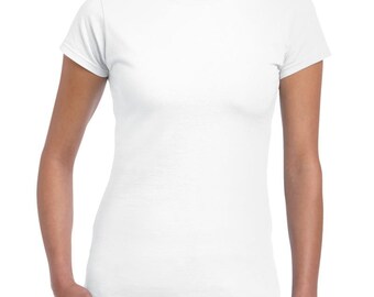 Puede incluir: Una camiseta blanca de manga corta con cuello redondo.
