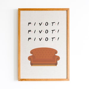 Könnte beinhalten: Ein gerahmter Druck mit dem Wort "PIVOT!" dreimal wiederholt, zusammen mit dem braunen Sofa aus der Fernsehserie Friends. Der Druck hat einen hellen Hintergrund und einen Holzrahmen, ideal für die Inneneinrichtung.