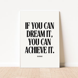 Puede incluir: Póster de cita motivacional en blanco y negro con el texto "Si puedes soñarlo, puedes lograrlo." - Zig Ziglar.