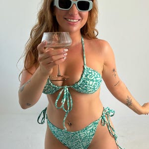 Blauw turkoois BIKINISET MET GEOMETRISCH patroon en bedrukt – Duurzame, levendige badmode van gerecyclede stof Strandvakantie bikiniset met hoge taille