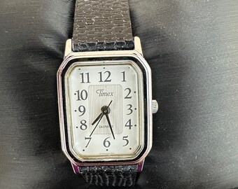 Timex Quarz-Panzeruhr mit Lederarmband