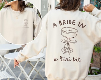 Sudadera de novia con Tini Bit, sudadera de futura señora con temática de Espresso Martini, Tini Bit comprometida, cuello redondo de novia personalizado, regalo para prometido