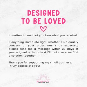 Puede incluir: Fondo blanco con texto rosa que dice "DESIGNED TO BE LOVED" encima de un coraz&oacute;n rosa. Texto adicional debajo expresa un mensaje sobre la satisfacci&oacute;n del cliente y el agradecimiento por apoyar a una peque&ntilde;a empresa.