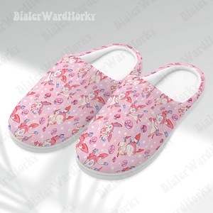 Może przedstawiać: Biały ceramiczny kubek z czarnym uchwytem i napisem "But First, Coffee" w stylu odręcznym. Kubek stoi na białej powierzchni. Kubek ma około 10 cm wysokości.