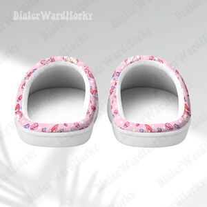 Może przedstawiać: Ręcznie robiony drewniany znak z napisem "Welcome" w zabawnej czcionce. Znak jest pomalowany na biało z postarzanym wykończeniem i posiada małe, dekoracyjne serce. Wymiary: 30 cm szerokości, 15 cm wysokości.