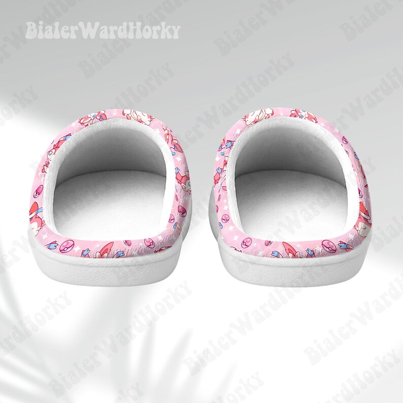 Może przedstawiać: Ręcznie robiony drewniany znak z napisem "Welcome" w zabawnej czcionce. Znak jest pomalowany na biało z postarzanym wykończeniem i posiada małe, dekoracyjne serce. Wymiary: 30 cm szerokości, 15 cm wysokości.